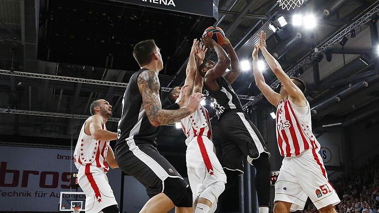 Diese Szene erhitzte die Gemüter im Hinspiel: Wurde Darius Miller (mit Ball) beim letzten Wurf gefoult? Die Schiedsrichter jedenfalls pfiffen nicht, und die Bamberger verloren mit 78:79. Foto: Daniel Löb
