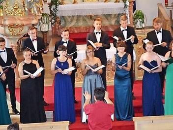 Der Kammerchor Wernigerode gastierte erstmals im Juli 2016 in der St.-Nikolaus-Kirche in Windheim. Damals faszinierten die Sängerinnen und Sänger unter Leitung von Rainer Fiala die Zuhörer mit ihrem abwechslungsreichen Repertoire auf hohem Niveau.  Foto: K.- H. Hofmann