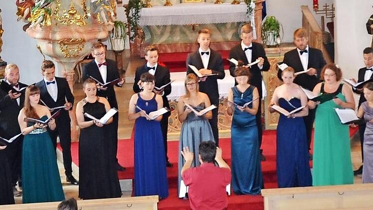 Der Kammerchor Wernigerode gastierte erstmals im Juli 2016 in der St.-Nikolaus-Kirche in Windheim. Damals faszinierten die Sängerinnen und Sänger unter Leitung von Rainer Fiala die Zuhörer mit ihrem abwechslungsreichen Repertoire auf hohem Niveau.  Foto: K.- H. Hofmann