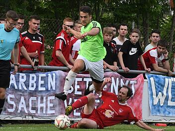Konnte diesmal nicht die erhofften Impulse setzen: Ramsthals Steven Klitzing (oben), hier im Duell mit Altbessingens Christian Reuter.Hopf