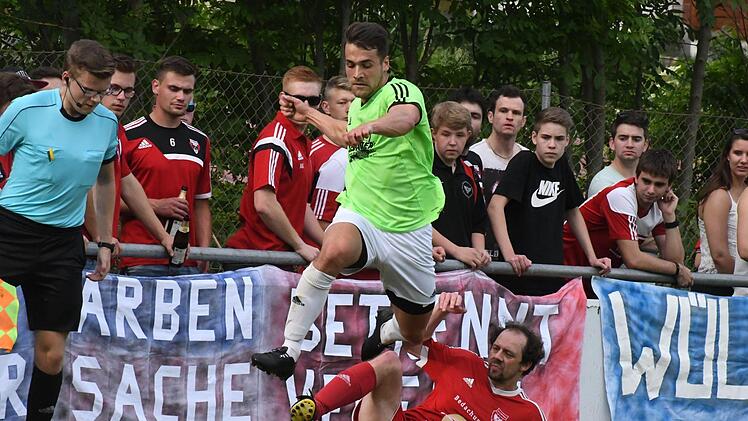 Konnte diesmal nicht die erhofften Impulse setzen: Ramsthals Steven Klitzing (oben), hier im Duell mit Altbessingens Christian Reuter.Hopf