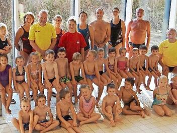 Die Teilnehmer am Schwimmkurs der DLRG Ebern mit ihren Ausbildern (von links): Stefan Rose, Michael Dinkel, Rebecca Sommer, Wolfram Girschke, Nicole Fehn, Eva Zapf, Steffi Beck, Matthias Kirchner, Dina Weinfurtner, Klaus Bayersdörfer und Andreas Mölter.  Foto: Wolfgang Dietz