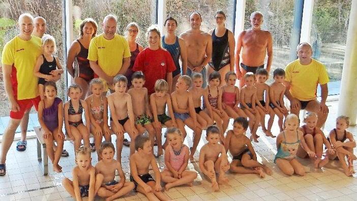 Die Teilnehmer am Schwimmkurs der DLRG Ebern mit ihren Ausbildern (von links): Stefan Rose, Michael Dinkel, Rebecca Sommer, Wolfram Girschke, Nicole Fehn, Eva Zapf, Steffi Beck, Matthias Kirchner, Dina Weinfurtner, Klaus Bayersdörfer und Andreas Mölter.  Foto: Wolfgang Dietz