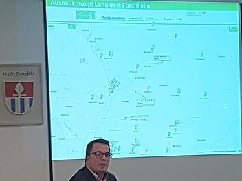 Dominik Bigge zeigt, wo es im Landkreis Forchheim Ladestationen gibt und wo welche geplant sind.