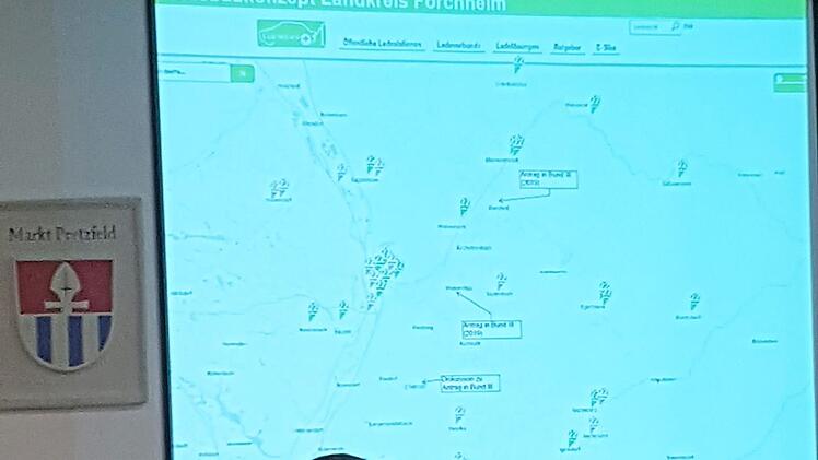 Dominik Bigge zeigt, wo es im Landkreis Forchheim Ladestationen gibt und wo welche geplant sind.