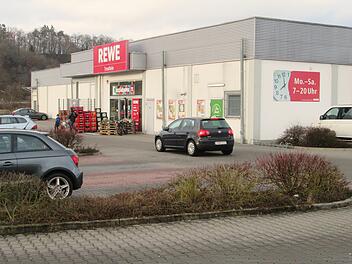 Der Rewe-Markt Euerdorf will seine Verkaufsfläche erweitern und neue Parkplätze schaffen. Der Gemeinderat stimmte zu.  Foto: Winfried Ehling