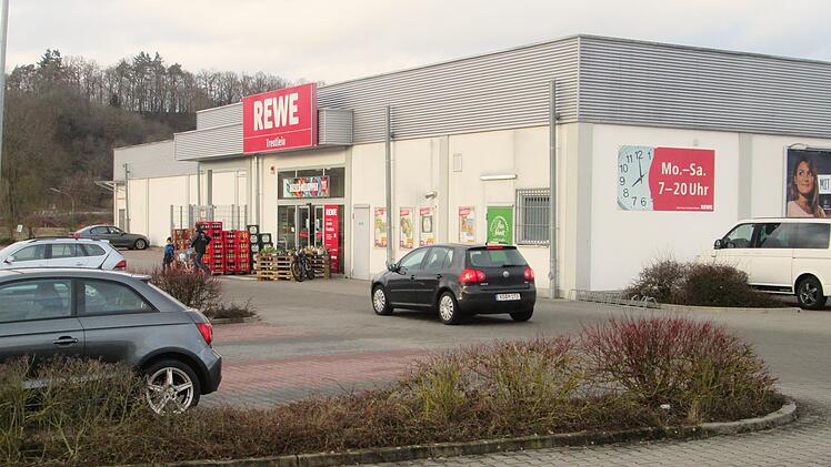 Der Rewe-Markt Euerdorf will seine Verkaufsfläche erweitern und neue Parkplätze schaffen. Der Gemeinderat stimmte zu.  Foto: Winfried Ehling