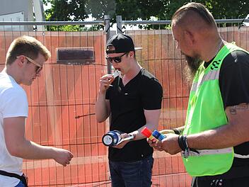 Bei Sicherheits-Kontrollen von Rock im Park 2019 werden Deo-Dosen und andere Sprays abgenommen. Besucher können das nicht nachvollziehen. Foto: Tobias Utz