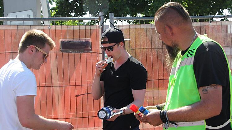 Bei Sicherheits-Kontrollen von Rock im Park 2019 werden Deo-Dosen und andere Sprays abgenommen. Besucher können das nicht nachvollziehen. Foto: Tobias Utz