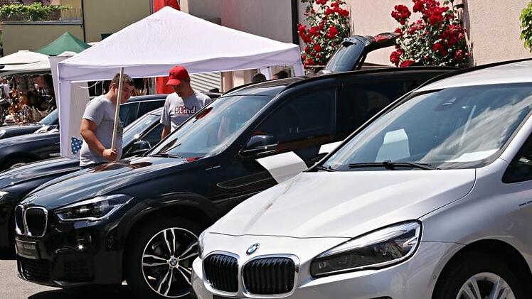 Auch Autos gehören zum Bauernmarkt.