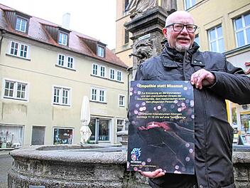 Mahnwache als Gegenpol zu Corona-Spaziergängern in Kitzingen