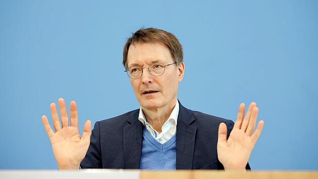 Bundesgesundheitsminister Karl Lauterbach hat zum Beginn der Osterfeiertage zum Tragen von Masken in Innenräumen aufgerufen.