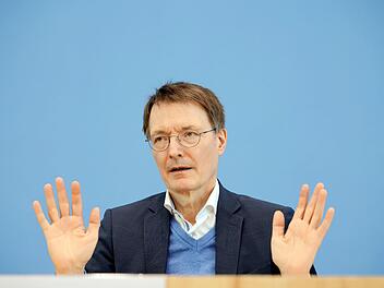 Bundesgesundheitsminister Karl Lauterbach hat zum Beginn der Osterfeiertage zum Tragen von Masken in Innenräumen aufgerufen.
