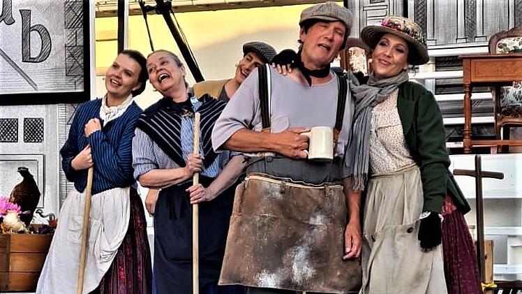Waltrude Halboth (zweite von links) als einfache Blumenfrau und Berufskollegin von Eliza Doolittle (Christin Deuker, rechts)