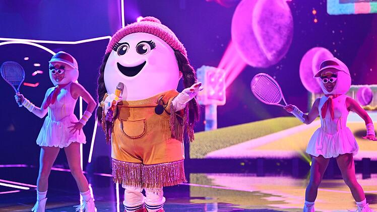 Bezüglich Eggi hat Verona Pooth die wildeste Theorie. Sie vermutete, dass sich zwei Promis - Amira Aly und Collien Fernandes - die Maske "teilen" könnten.