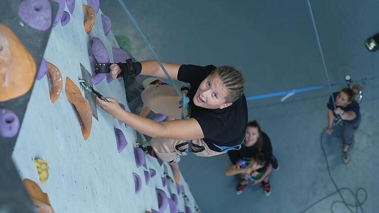 Der zw&ouml;lfj&auml;hrige Gabriel hat im Sommer 2024 das "Zauber-Camp" besucht. Heute will er Klettern und Bouldern lernen.