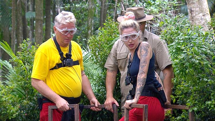 Hubert und Ariel m&uuml;ssen gemeinsam eine Pr&uuml;fung meistern.