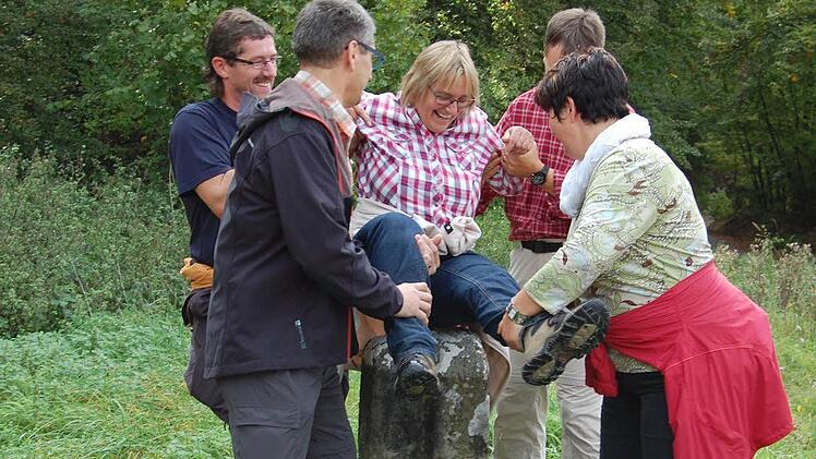 Die neue Ortsbeauftragte Margot Schottdorf nahm die alte Tradition des Stauchens am Dreimärker Feuerthal, Elfershausen/Oberthulba gerne auf sich.