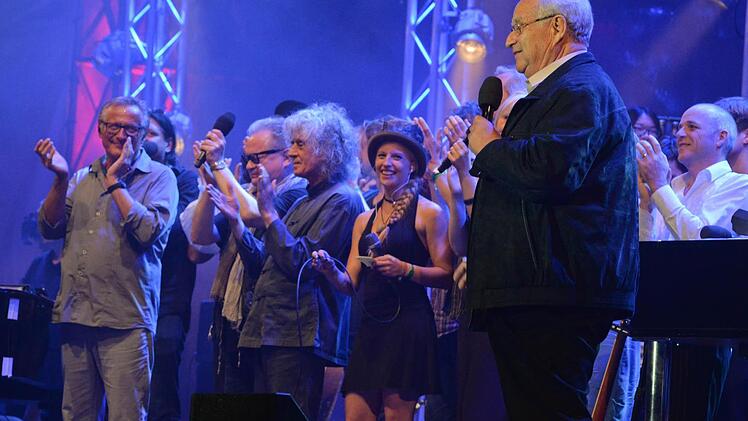 Die Stars und Ado Schlier verabschieden das Publikum Foto: Ronald Rinklef