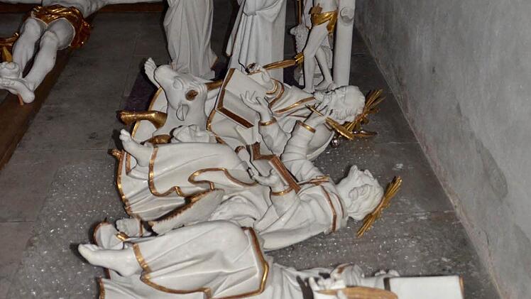 Bereit zum Abtransport: Die Heiligenfiguren vom Altar und aus der alten Kirche werden zum Restaurator gebracht. Foto: Kathrin Kupka-Hahn