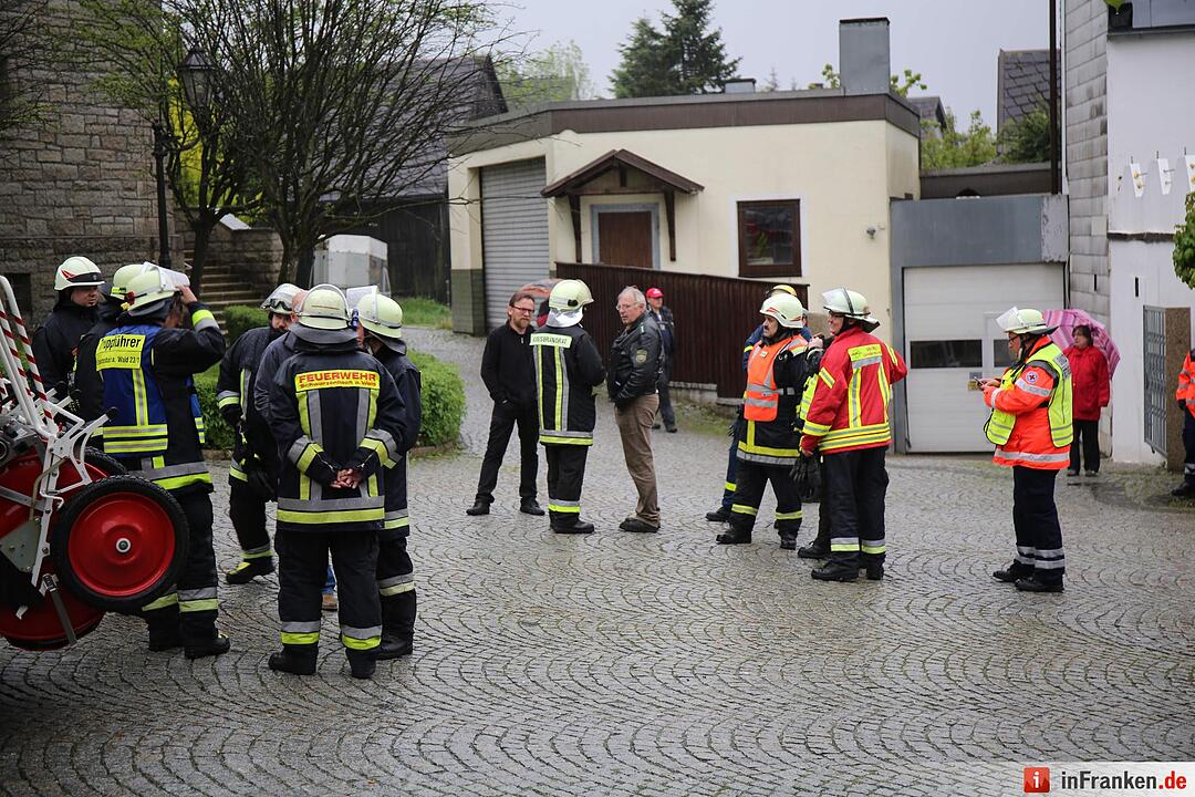 Blitz schlägt in Kirchturm ein und löst Feuerwehreinsatz aus