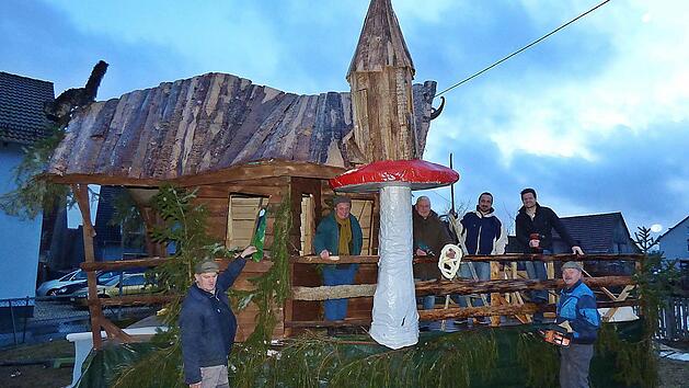 Insgesamt 18 Wagenbauer sind damit besch&auml;ftigt, alles f&uuml;r den Faschingssonntag vorzubereiten. Foto: Thomas Weichert