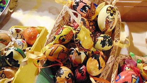 Bunt und ausdrucksstark waren die Produkte der Hobbykünstler in Neunkirchen. Fotos: Petra Malbrich