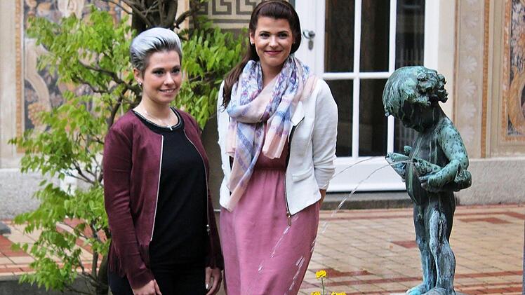 Im königlichen Ambiente: Nina Dees (links) und Stephanie Tüchters bewerben sich mit Nicole Wehner, die krankheitsbedingt bei der Vorstellung fehlte, um das Amt der Rosenkönigin. Foto: Werner Vogel