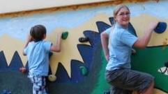 Die Kletterwand an der Martinschule wurde vom Förderverein in Kooperation mit der Stadt Forchheim angelegt. Foto: Martinschule