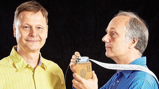 Rolf-Bernhard Essig und Franz Tr&ouml;ger zitieren in der B&uuml;cherei Neunkirchen Luther und seine Gegner. Foto: PR