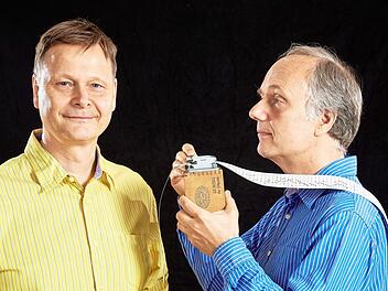Rolf-Bernhard Essig und Franz Tröger zitieren in der Bücherei Neunkirchen Luther und seine Gegner. Foto: PR
