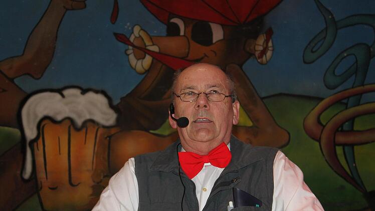 Peter Melcher als politischer Beobachter, der mit dem "Lachenden Löwen von Bayern" durch die FEN ausgezeichnet wurde.Reuther