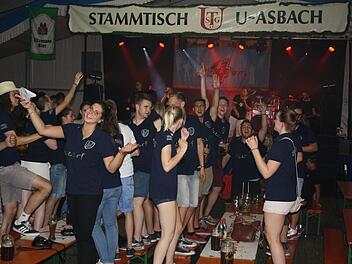 Anwohner bedroht fröhliche Stimmung auf Kärwa in Unterasbach. Foto: Stammtischgesellschaft Unterasbach