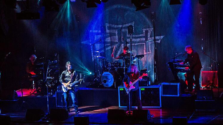 Stehende Ovationen gab es am Ende für das Coburg-Gastspiel von Barclay James Harvest featuring Les Holroyd.Foto: Jochen Berger