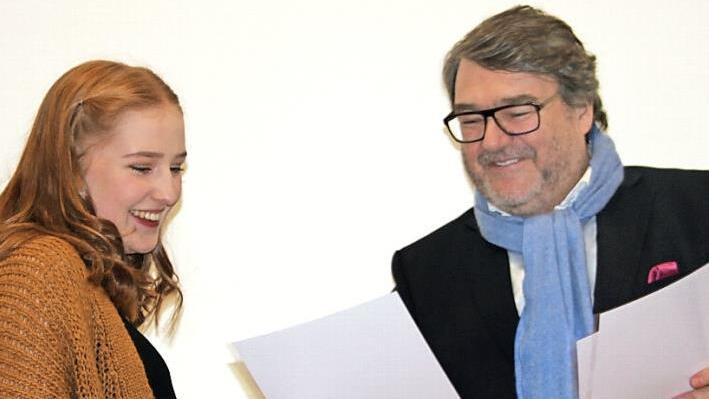 Der Geschäftsführer der Wiegand-Glas Unternehmensgruppe, Nikolaus Wiegand, - sein Unternehmen ist ein Sponsor von CIK - überreicht einer Teilnehmerin des Schülerseminars ihr Zertifikat. Foto: Veronika Schadeck