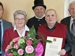 Das Jubelpaar mit den Gratulanten (hinten v. l.) Bürgermeister Carsten Joneitis, Bezirksschornsteinfegermeister Ernst Ringel und stellvertretenden Landrat Johann Pfister Foto: p