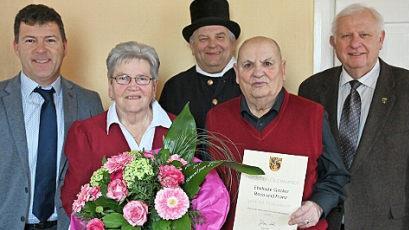 Das Jubelpaar mit den Gratulanten (hinten v. l.) Bürgermeister Carsten Joneitis, Bezirksschornsteinfegermeister Ernst Ringel und stellvertretenden Landrat Johann Pfister Foto: p