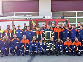 Die erfolgreichen Absolventen der Modularen Truppmannausbildung (MTA) mit B&uuml;rgermeister Mario Sch&ouml;nwald (4. v. l.) und dem Ausbildungsleiter KBM Lutz Schneider und dem Pr&uuml;ferteam