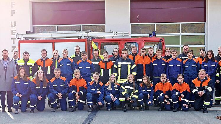 Die erfolgreichen Absolventen der Modularen Truppmannausbildung (MTA) mit B&uuml;rgermeister Mario Sch&ouml;nwald (4. v. l.) und dem Ausbildungsleiter KBM Lutz Schneider und dem Pr&uuml;ferteam