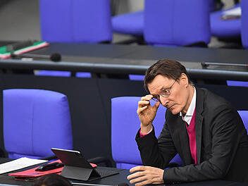 Zu streng bei Corona? Lauterbach räumt großen Fehler ein - "hätten mehr tun müssen"