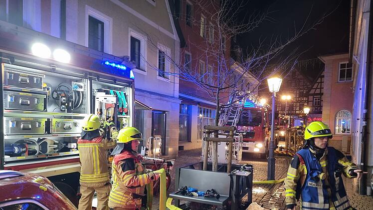 Neustadt/Aisch: Mehrere Menschen in brennendem Haus eingesperrt: Feuerwehr rettet sie über Drehleiter