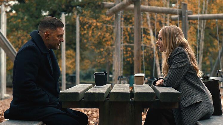 Harry (Tom Hardy) wird von seiner Frau Jan (Joanne Froggatt) mit dem Wunsch, sich scheiden zu lassen, konfrontiert. Nach allem, was in Staffel eins passiert ist, d&uuml;rfte er sichd dar&uuml;ber eigentlich ebensowenig wundern wie die Zuschauer.