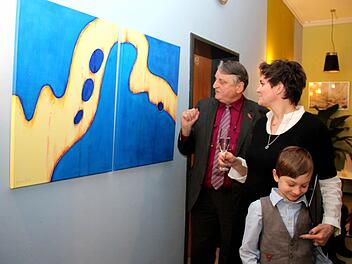 Manuela Keller-Denzler erklärt Landrat Eberhard Irlinger ihre Gedanken zum Bild "Die blaue Ampel", daneben ihr Sohn Sebastian. Fotos: Johanna Blum