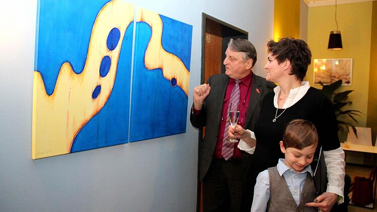 Manuela Keller-Denzler erklärt Landrat Eberhard Irlinger ihre Gedanken zum Bild "Die blaue Ampel", daneben ihr Sohn Sebastian. Fotos: Johanna Blum