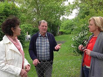 Adelheid Schmeykal, Lothar Greif und Heidrun Hofmann (v. links) wollen nicht, dass eine Grünfläche vor ihrer Haustür zu Bauland wird.  Foto: Pelke
