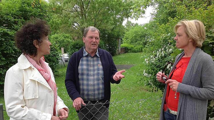Adelheid Schmeykal, Lothar Greif und Heidrun Hofmann (v. links) wollen nicht, dass eine Grünfläche vor ihrer Haustür zu Bauland wird.  Foto: Pelke