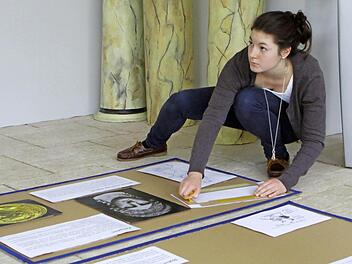 Cecilia Scheller gestaltet eine Ausstellungstafel. Fotos: Thomas Dill