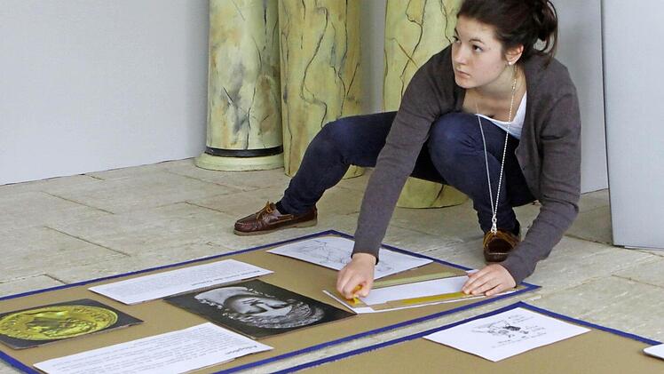 Cecilia Scheller gestaltet eine Ausstellungstafel. Fotos: Thomas Dill