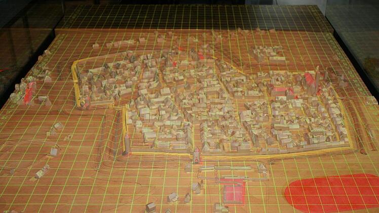 Miniaturstadt: Das Modell der Stadt Iphofen stand bislang mehr oder weniger unbeachtet im Raum neben dem Sitzungssaal im Historischen Rathaus. Jetzt wird es mit moderner Animationstechnik zum Leben erweckt, dazu erzählen Herr Rebstock und Frau Eiche kurze und unterhaltsame Episoden aus der Stadtgeschichte. Foto: Röllinger