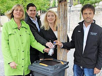 Eine Pfandsammelbox der einfachen Art: Zweite Bürgermeisterin Birgit Weber (CSU), die beiden SPD-Stadträte und Initiatoren Dominik Sauerteig und Franziska Bartl sowie CEB-Abteilungsleiter Norbert Scholz präsentierten gestern die ausrangierte Tonne als die "schnelle Lösung" für die Testphase. Foto: Christiane Lehmann